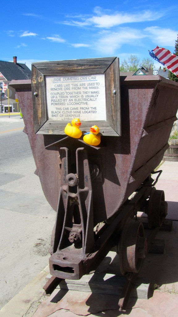 Side dumping ore cart