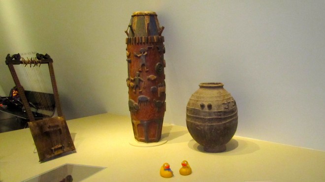 A harp, a drum and a pot