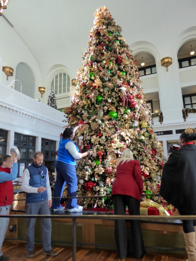 Humans being mannequins 